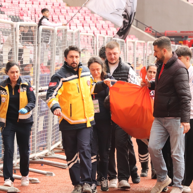 Tribünde epilepsi nöbeti geçiren taraftara sağlık ekipleri müdahale etti