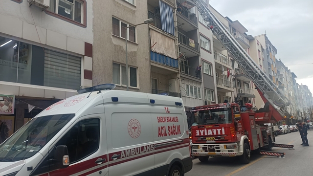 İtfaiyenin asansörlü merdivenine binmekten korkan genç, kırık ayağıyla merdivenlerden indi