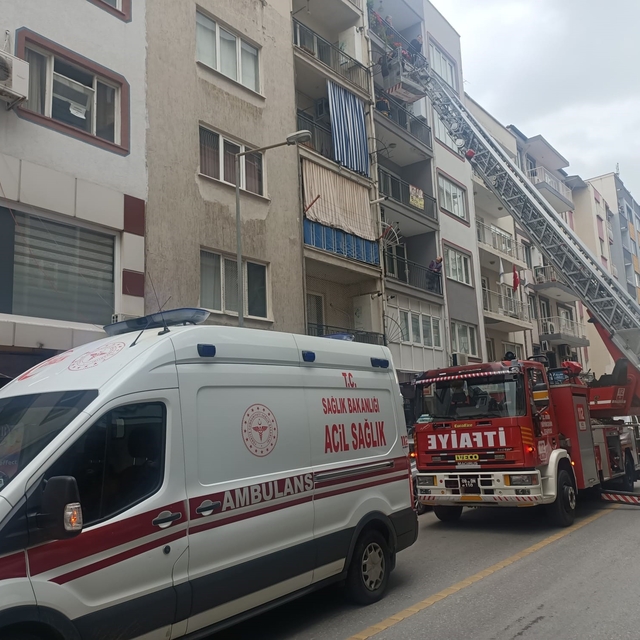 İtfaiyenin asansörlü merdivenine binmekten korkan genç, kırık ayağıyla merd...
