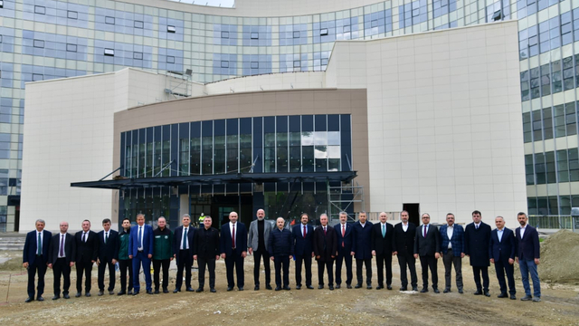 Vali Şahin yapımı devam eden Şehir Hastanesinde incelemede bulundu