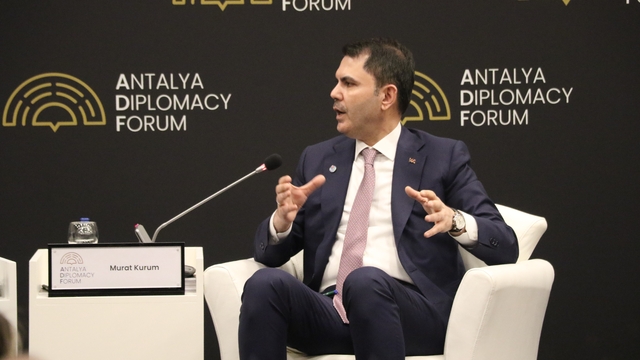 Bakan Murat Kurum'dan yeniden inşa için Türkiye'den küresel seferberlik mesajı
Çevre, Şehircilik ve İklim Değişikliği Bakanı Murat Kurum:
"İki yıl gibi kısa bir sürede 455 bin konut vatandaşlarımıza teslim ettik"
"Türkiye'de 500 bin sosyal konut projesini başlattık. Bu projeyle de edindiğimiz deneyimi küresel ölçekte paylaşma kararlılığındayız"
"Türkiye her alanda kendi kendine yeten güçlü bir ülke olacak"