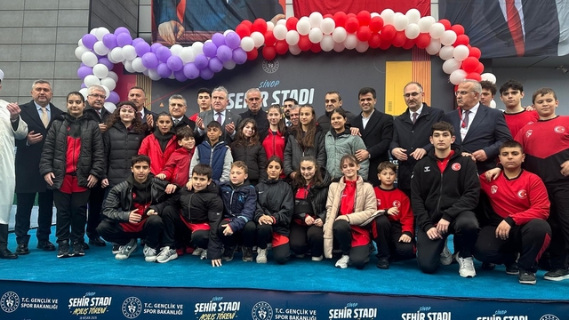 Sinop Şehir Stadı'nın açılışı yapıldı
Bakan Bak: "Herkes Türkiye'ye organizasyon vermek istiyor"