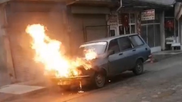 Seyir halindeki otomobil alev alev yandı