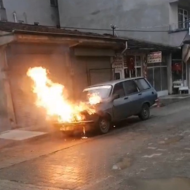 Seyir halindeki otomobil alev alev yandı