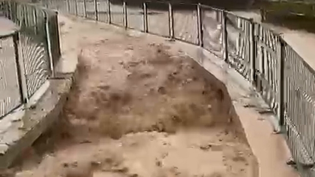 Sivas'ta sağanak; ırmak taştı, yol ve tarım arazilerini su bastı