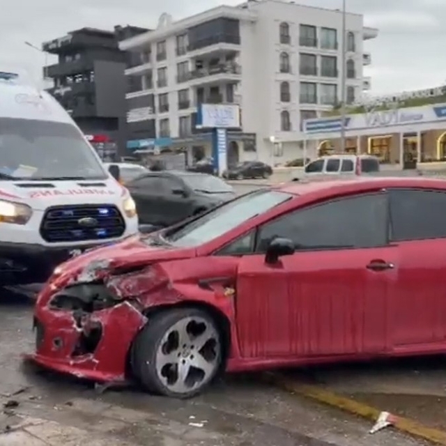Denizli'de zincirleme trafik kazası: 4 yaralı