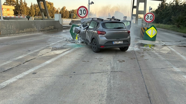 İzmir'de bariyerlere çarpıp yanan otomobilin sürücüsü öldü