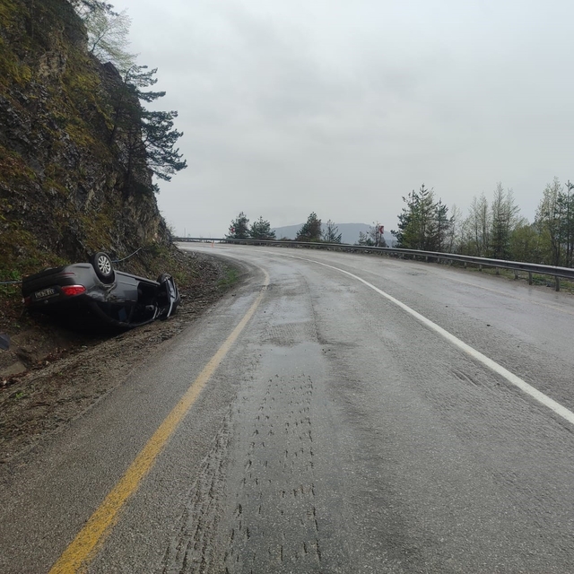 Takla atan otomobilden yara almadan kurtuldu