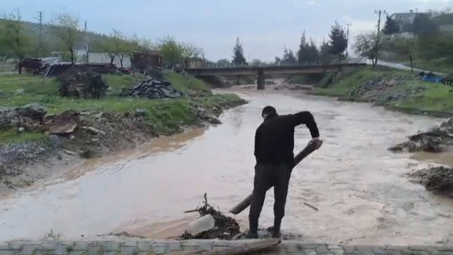 Gaziantep'te sağanak sonrası yollar göle döndü