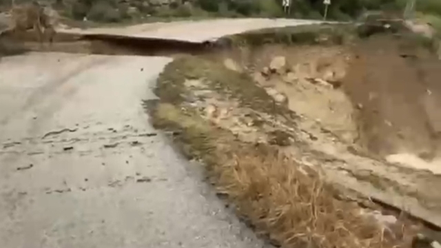 Mersin'de sağanak nedeniyle yol çöktü