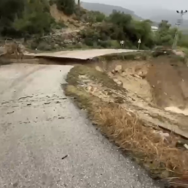 Mersin'de sağanak nedeniyle yol çöktü