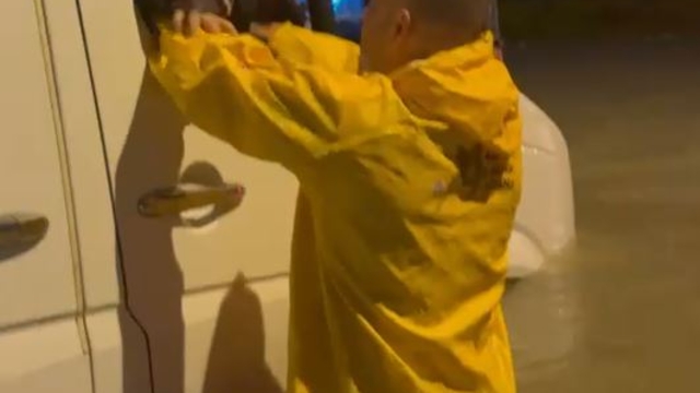 Adana'da sağanak hayatı olumsuz etkiledi; minibüste mahsur çocuklar kurtarıldı