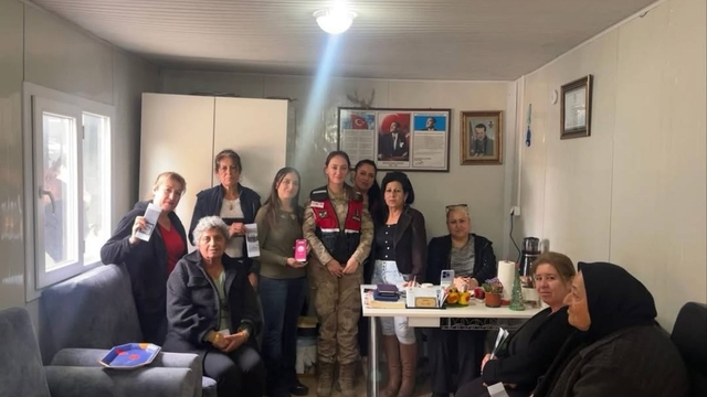 Defne'de jandarmadan vatandaşlara bilgilendirme çalışması