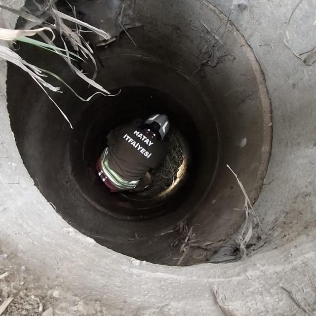 Antakya'da kuyuya düşen köpeği itfaiye kurtardı