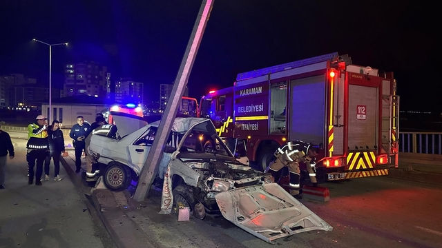Otomobil aydınlatma direğine çarptı: 1'i ağır, 2 yaralı