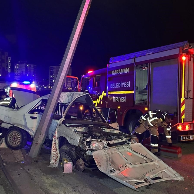 Otomobil aydınlatma direğine çarptı: 1'i ağır, 2 yaralı