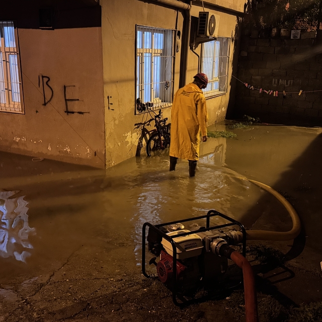 Adana'da sağanak hayatı olumsuz etkiledi