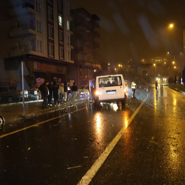 Nevşehir'de kontrolden çıkan minibüs refüje çarpıp karşı şeride geçti: 1 ya...