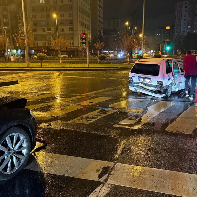 Alkollü sürücü kırmızı ışıkta bekleyen otomobile çarptı: 1 yaralı