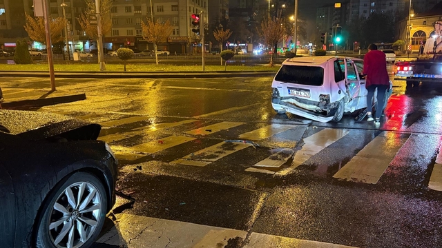 Alkollü sürücü kırmızı ışıkta bekleyen otomobile çarptı: 1 yaralı