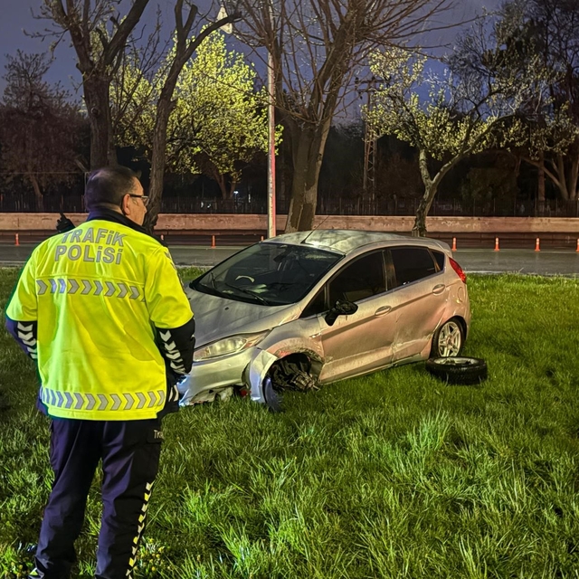 Kayseri'de kaza yapan sürücü otomobilini bırakıp kaçtı