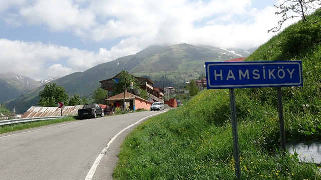 Sütlacıyla meşhur Hamsiköy'ün ismi yıllar içinde değişime uğramış
Hamsiköy'ün ismi, Rumlar döneminde 'Ciharlı', Osmanlı döneminde 'Hamse', yaklaşık bir asırdır da Hamsiköy olarak anılıyor
Köy halkı, Trabzon ile özdeşleşen 'hamsi' kültürünün çağrışımı ve bölgenin meşhur sütlacıyla birlikte anılmaktan mutlu