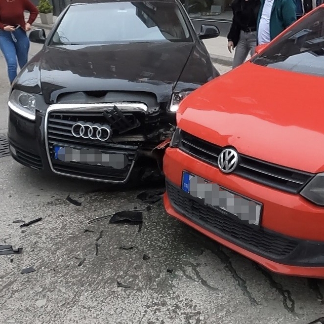 Ara sokaktaki kaza anı anbean kamerada