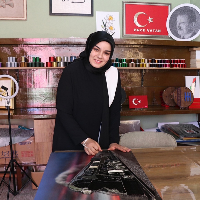 Evinin balkonunda başladığı filografi sanatını açtığı atölyesinde sürdürece...