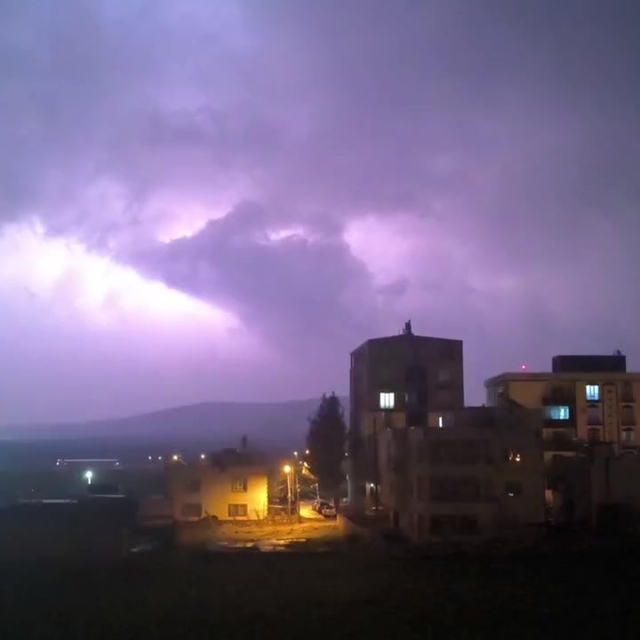 Gercüş'te şimşekler geceyi aydınlattı