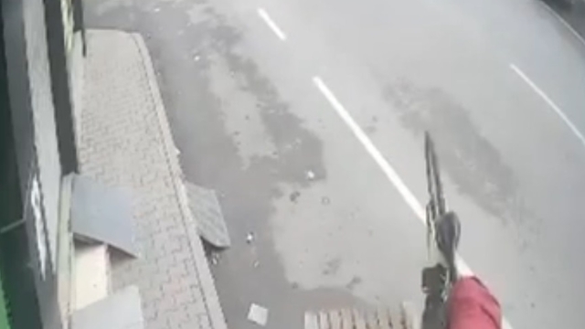 Yol kenarındaki paletlere çarpan bisikletin sürücüsü takla atıp düştü