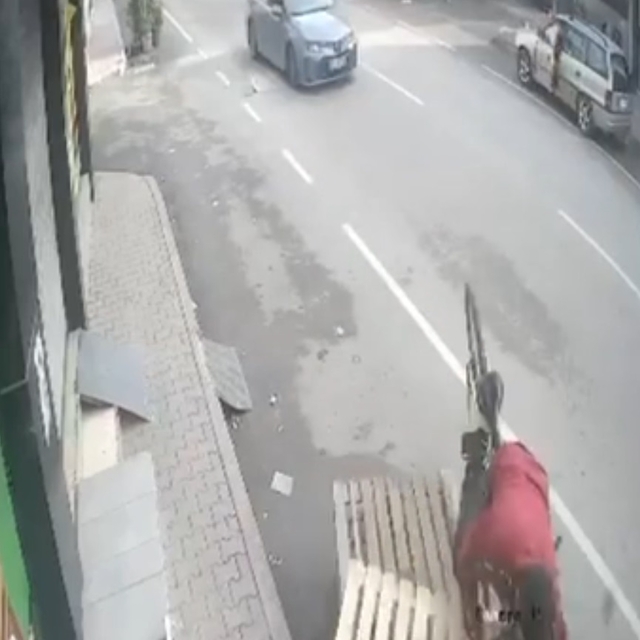 Yol kenarındaki paletlere çarpan bisikletin sürücüsü takla atıp düştü