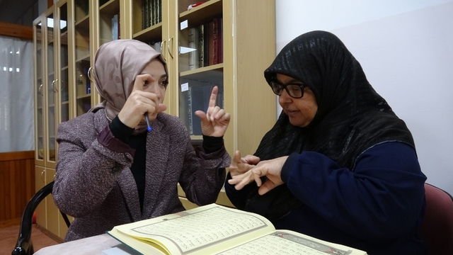 İşitme engelli kadınlar işaret diliyle Kur'an-ı Kerim öğreniyor