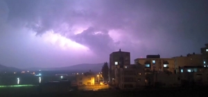 Gercüş'te şimşekler geceyi aydınlattı