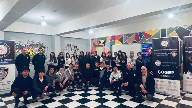 Polisten 50 öğrenciye kurs malzemesi yardımı