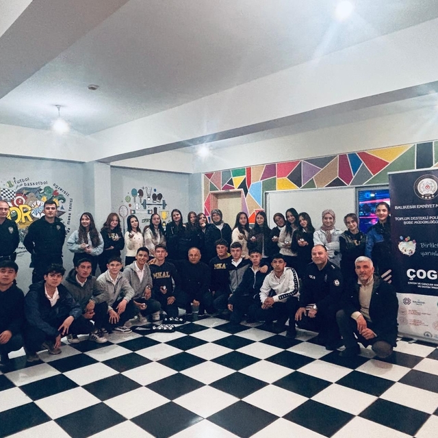 Polisten 50 öğrenciye kurs malzemesi yardımı