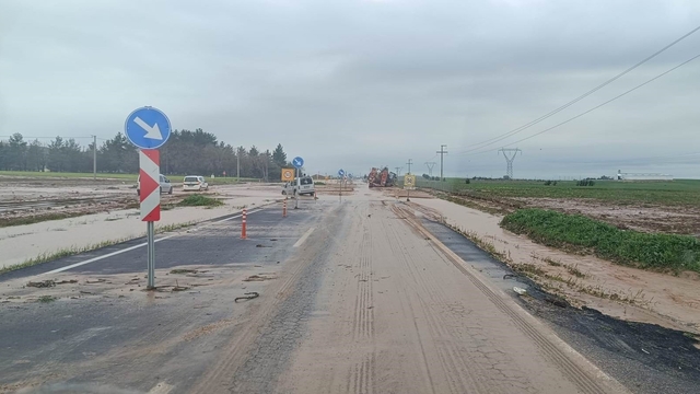 Siirt-Batman karayolunda taşkın nedeni ile ulaşım sağlanamıyor