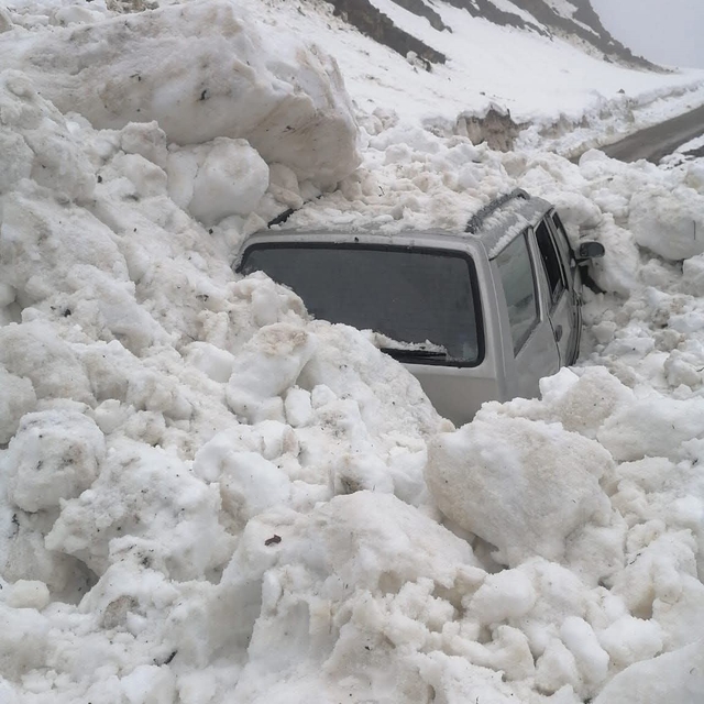 Çığdan son anda kurtuldular