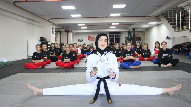 Salondaki çocukları izleyip tekvandoya başlayan işitme engelli Fatma'nın hedefi Avrupa şampiyonluğu
