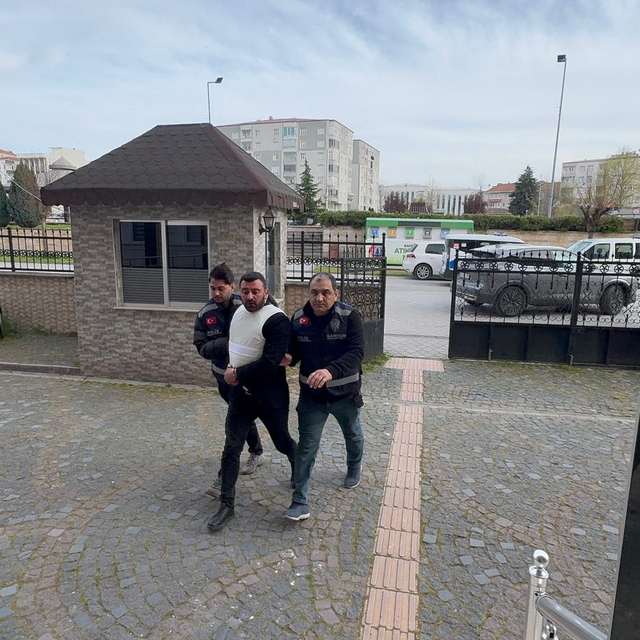 Balkondan girip yatağında uyuyan kişiyi öldüren şüpheliyi azmettirdiği iddi...