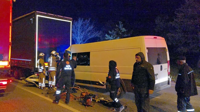 Kırmızı ışıkta bekleyen TIR'a çarpan minibüsün sürücüsü öldü