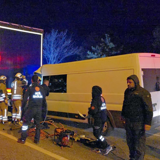 Kırmızı ışıkta bekleyen TIR'a çarpan minibüsün sürücüsü öldü