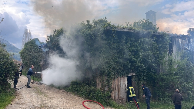 Kastamonu'da metruk binada çıkan yangını itfaiye söndürüldü