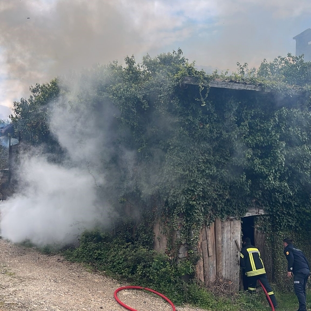 Kastamonu'da metruk binada çıkan yangını itfaiye söndürüldü