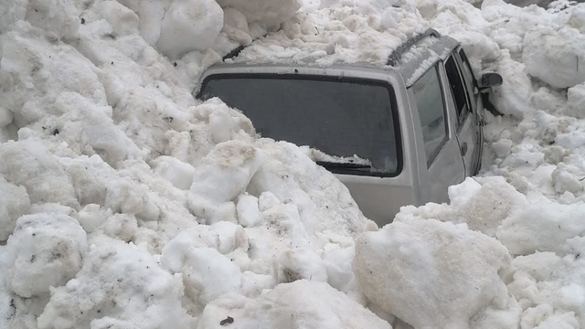 Üzerine çığ düşen araçtan kenti imkanlarıyla çıktılar