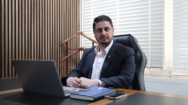 AK Parti İl Teşkilat Başkanı Erkan Koca, Eskişehir'in sorunlarını ve çözüm önerilerini anlattı
Erkan Koca'dan yerel yönetime eleştiri: "Eskişehir AK Belediyecilikle tanışmalı"
AK Parti İl Teşkilat Başkanı Erkan Koca:
"Gençlere değer verilmiyor, halk susuz kalıyor"
"Eskişehir'de trafik akıl işi değil, çözüm AK Belediyecilikte"