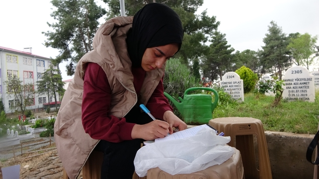 Saldırıda hayatını kaybeden öğrencilerin mezarlarına bırakılan notlar duygulandırıyor