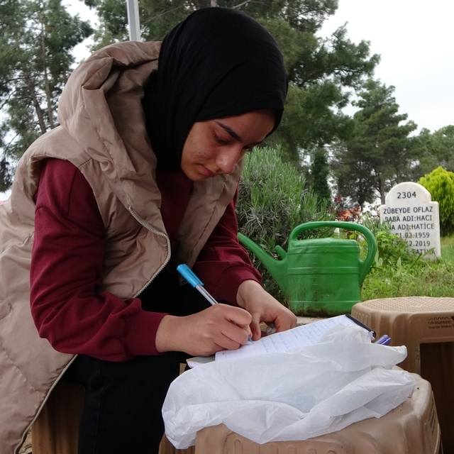 Saldırıda hayatını kaybeden öğrencilerin mezarlarına bırakılan notlar duygu...