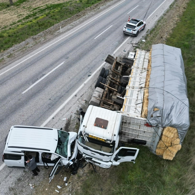 Kamyon ve tankerin karıştığı kazada faciadan dönüldü