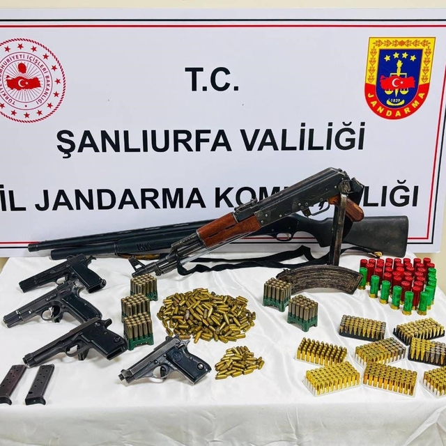 Evden çok sayıda silah, fişek ve mermi çıktı