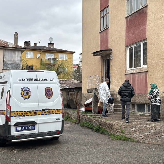 Boşanma aşamasındaki eşini bıçaklayıp, üzerine kapıyı kilitleyerek kaçtı